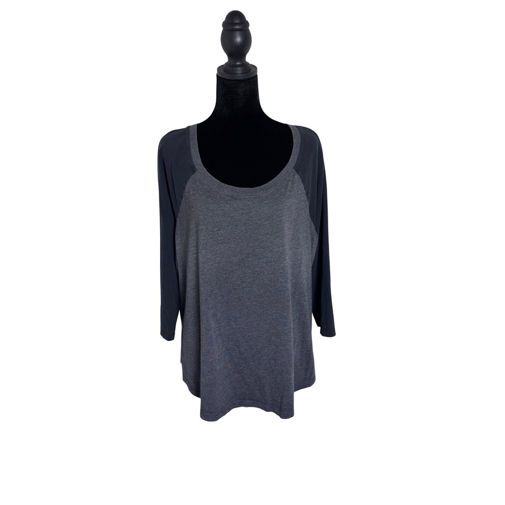 Torrid Raglan Tee Women Size 2 Gray Colorblock 3/4 Sleeve Scoop Neck Excellent